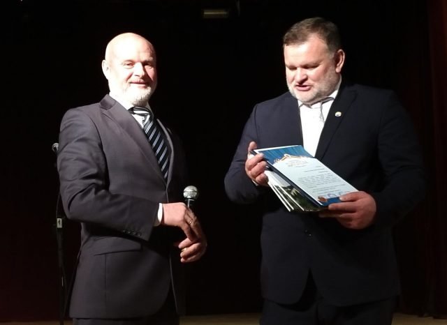 Председатель КСРС в РМ Петр Донцов вручает диплом и фотоальбом председателю ОРЛР Силвиу Феодору