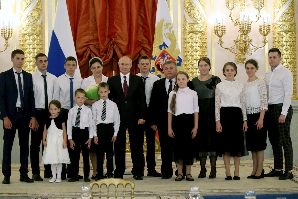 Президент России Владимир Путин вручает награды многодетным семьям