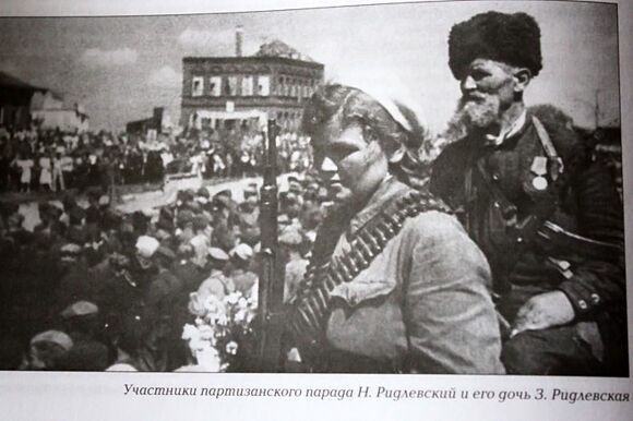 Фото из книги А.Подлипского. Партизаснккий парад в Витебске