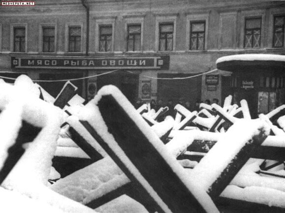Противотанковые ежи на московских улицах. 1941 г.
