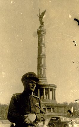 Майор В.Т. Сулимчик у колонны Победы. Берлин, 20 мая 1945 г.