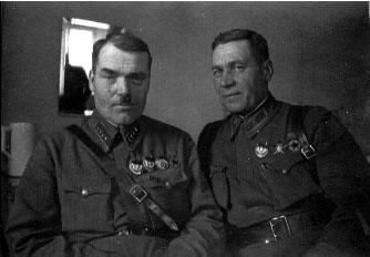 Командующий Особым БВО М.П.Ковалев, слева