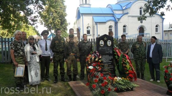 Члены Виккру и родственники погибших летчиков у памятника.