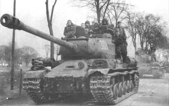танки ИС-2 на подступах к Берлину