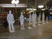 Вокзальная инсталляция на вокзале в Минске предупреждает. Работа в России опасна для вашего здоровья