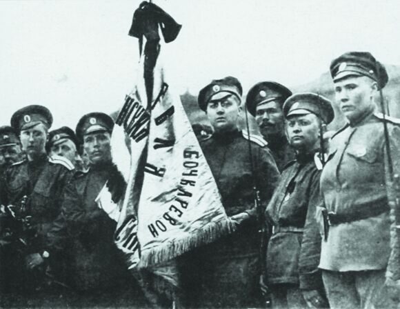 1-й Петроградский женский батальон под своим знаменем с надписью «Первая женская военная команда смерти Марии Бочкаревой»