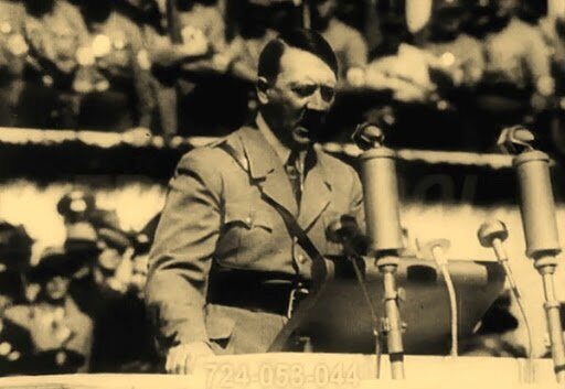 Гитлер выступает