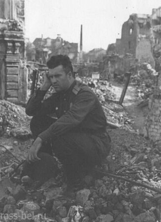 На развалинах  Берлина 1945 год