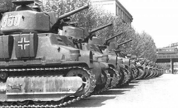 Французские танки с крестами вермахта на броне