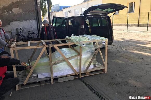 Во время транспортировки памятника из Украины в Швейцарию. Фото Алеся Сапеги