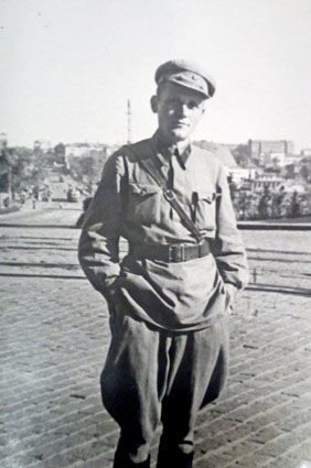 Капитан В.Т. Сулимчик – сотрудник армейской газеты «За Родину» Западного фронта.