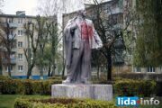 7 ноября в Лиде неизвестные облили краской памятник Ленину (фото)