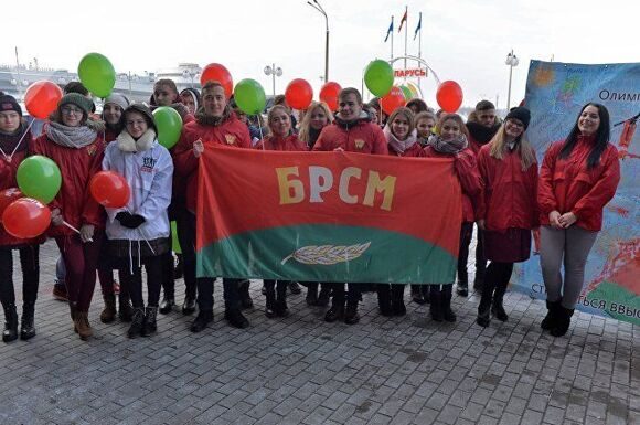Активисты БРСМ встречали в аэропорту олимпийскую чемпионку Анну Гуськову