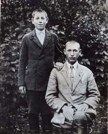 Павел Миронович Машеров (сидит) - учитель Дворищанской неполной СШ и его брат Петр - семиклассник. 1933 год.