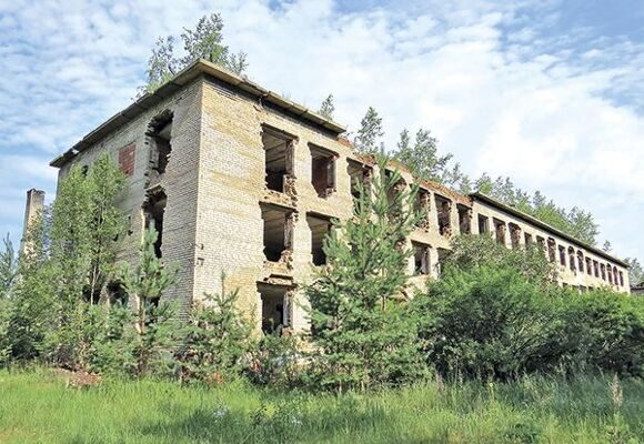 Сельчане опасаются, что закрывшийся центр превратится в руины, как школа в Сурмино, что находится неподалеку