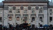Обстановка у российского посольства в Киеве осложнилась — в ход пошли камни