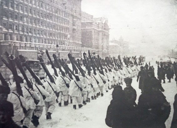 Отряд лыжников отправляются на фронт. Москва, декабрь 1941 г.
