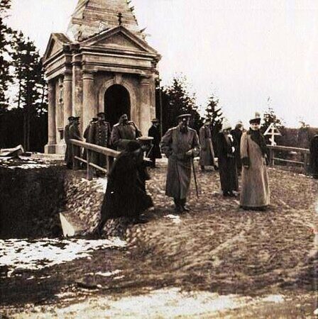 Николай II с семьёй посещает  памятник в Салтановке  1916 г.