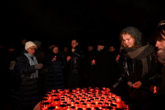 3. Участники зажгли свечи