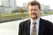 Белорусский писатель: премия Алексиевич дискредитирует Нобелевский комитет