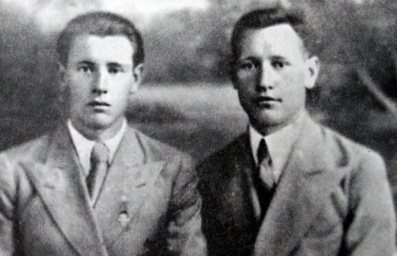 Братья Машеровы (слева направо). Петр Миронович - учитель Россонской СШ, Павел Миронович - директор Клястицкой СШ. Россоны, 1939 год.