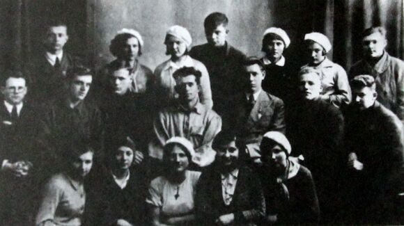 Группа студентов Витебского пединститута. П. Машеров во 2-м ряду третий справа. 1938 год.