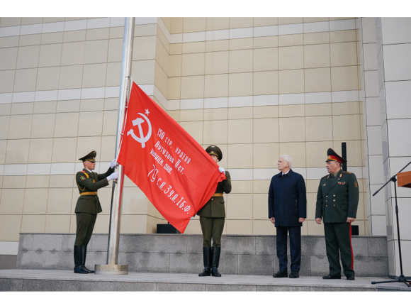 Знамя Победы у Посольства 5