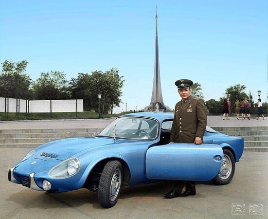 Юрий Гагарин с автомобилем Matra Bonnet Djet VS coupé, полученным в подарок от правительства Франции