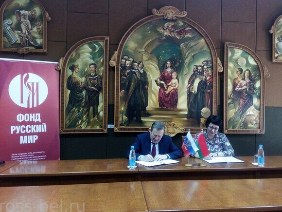 Договор подписывают В.В. Кочин и директор библиотеки Сорокина И.В.