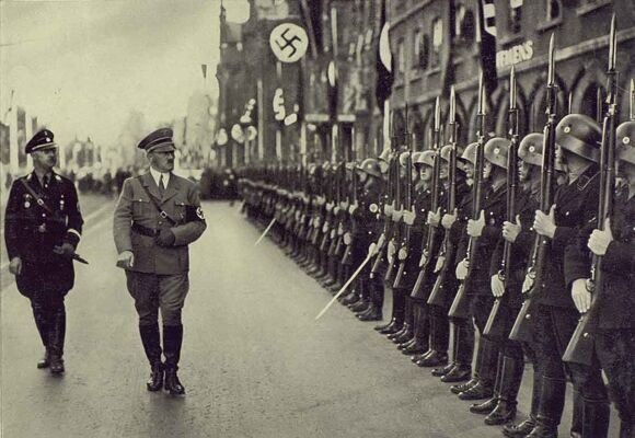 Гитлер и Гиммлер принимают парад СС
