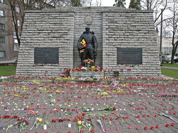 демонтировался памятник «Бронзовый солдат» в эстонском Таллине