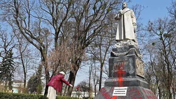 снесён памятник генералу армии, командующему 1-м Украинским фронтом Николаю Ватутину