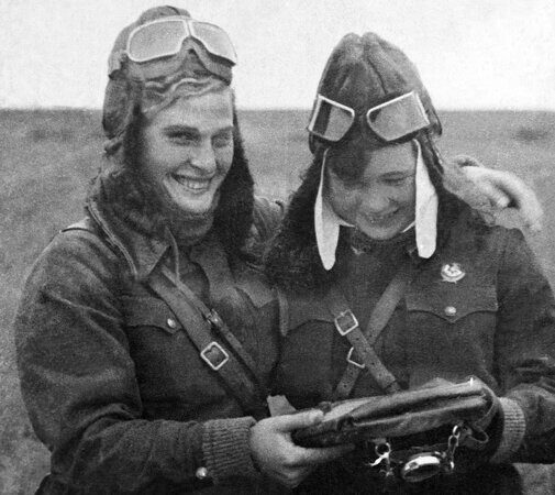 Военные летчицы Вера Тихомирова и Мария Смирнова 20 октября 1942 года
