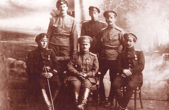 М.А. Жебрак (в центре) и измаильские офицеры, 1917 г.