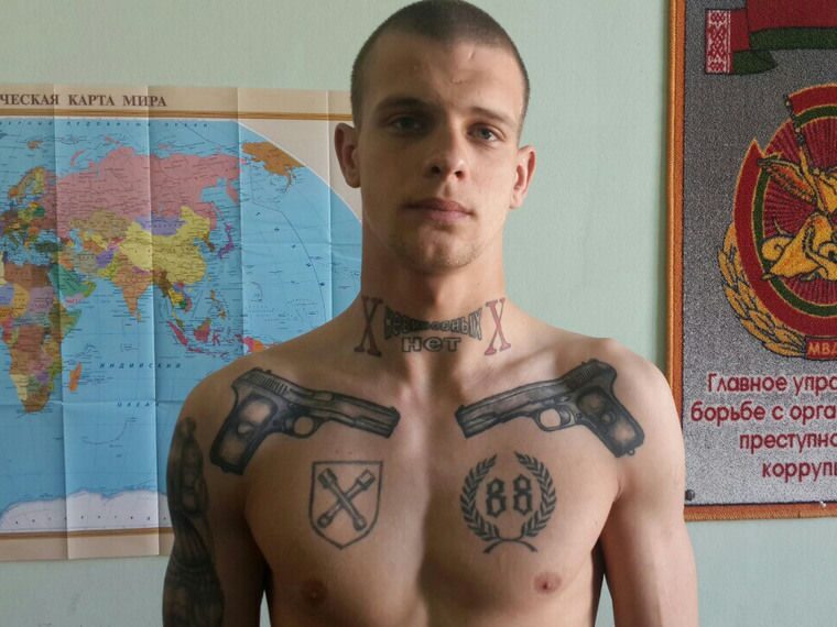 Жителя Томска подозревают в демонстрации нацистских татуировок прохожим