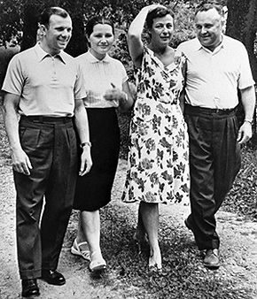 04-38 ЮГс женой Валентиной и  Королев с супругой Ниной Ивановной май 1961 года
