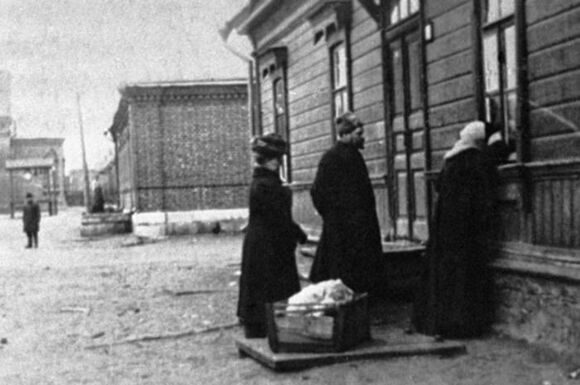 Софья Андреевна у дома на станции Астапово, где скончался Лев Николаевич