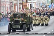 Пятитысячный «Парад победителей», ретро-автомобили и кадеты-барабанщики: в Гомеле празднуют День Победы — фото, видео