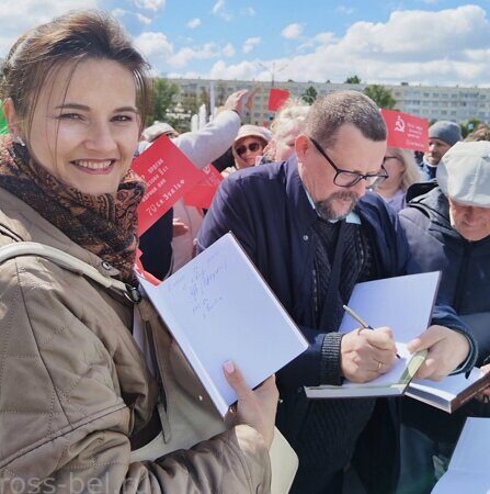 Автор статьи подписывает свои книги читателям 9 мая 2025 года
