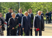 Российские дипломаты возложили цветы к мемориальному знаку «Жертвам Чернобыля»