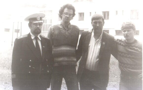Май 1978, ДТ писателей Ислочь, семинаристы во дворе 001