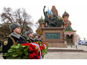 Владимир Путин возложил цветы к памятнику Кузьме Минину и Дмитрию Пожарскому на Красной площади.