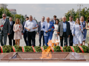 Российские дипломаты возложили цветы к Вечному огню у мемориала на Площади Победы.